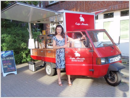 Christine Fröhling aus Hamburg vor ihrem Cafemobil